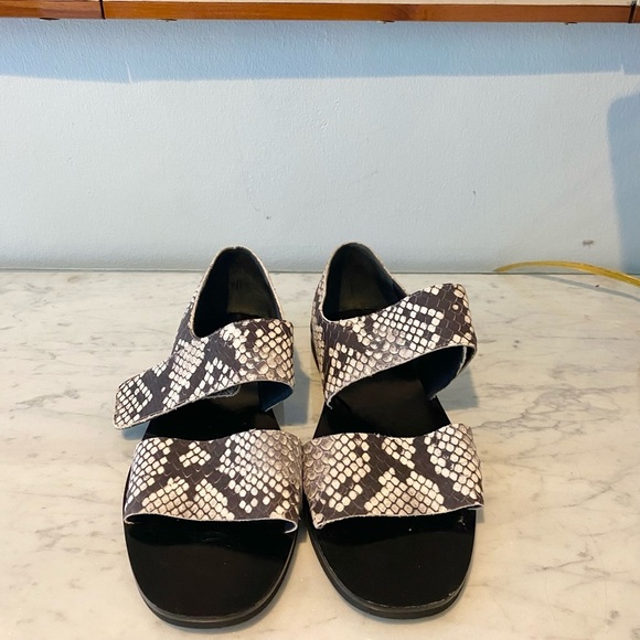 VINCE Salina Python Snake Print Flat Strap Sandal Size 8 EUC - Picture 4 of 7